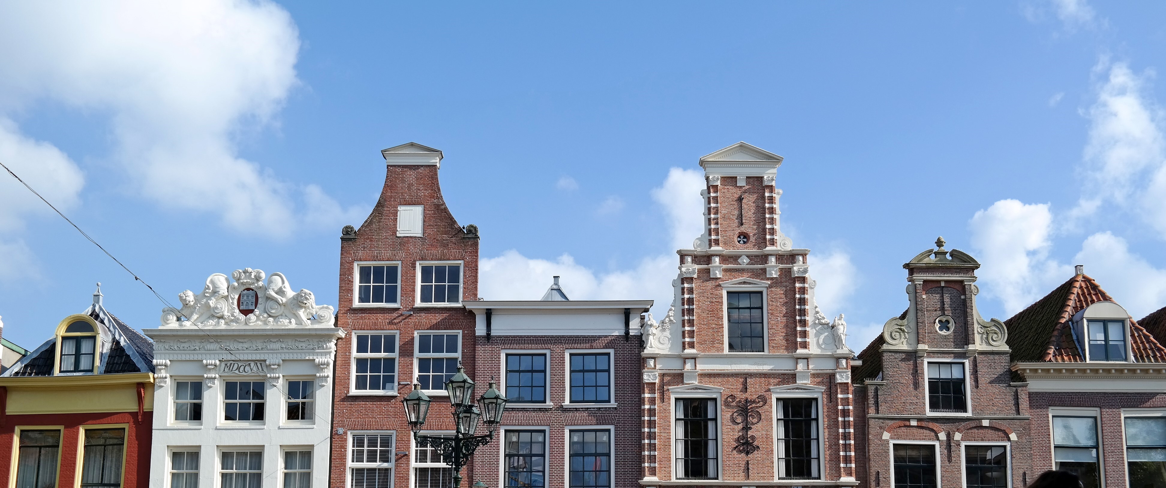 Gevels van de huizen op de Mient